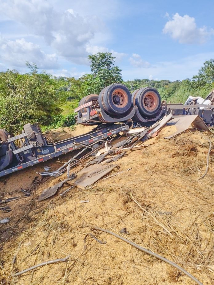 02.-carreta-ficou-destruida-e-carga-de-soja-espalhada-pelo-chao-com-o-acidente
