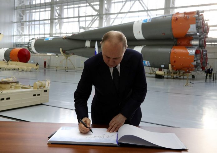 2022-04-12t125649z-1461712208-rc2olt93x1bn-rtrmadp-3-ukraine-crisis-putin-lukashenko-scaled