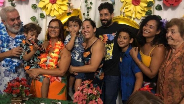 o-coda-flavio-com-o-pai-a-mae-a-irma-e-demais-familiares