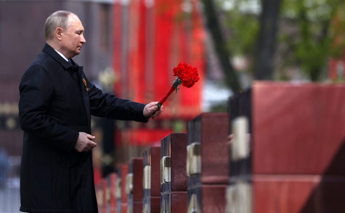 2022-05-09t095627z-682789387-rc2l3u95mq97-rtrmadp-3-ww2-anniversary-russia-parade-wreath-scaled