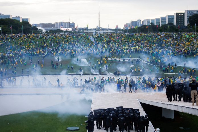 2023-01-09t004348z-1953015622-rc2lmy9ywkzv-rtrmadp-3-brazil-politics-violence-scaled