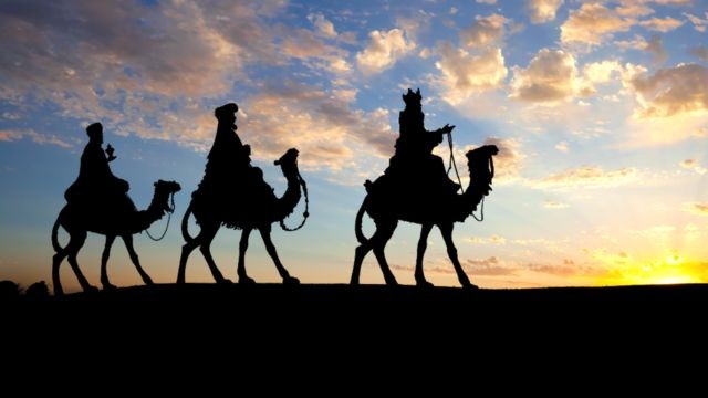 imagem-que-mostra-a-cena-biblica-de-tres-homens-sabios-em-camelos