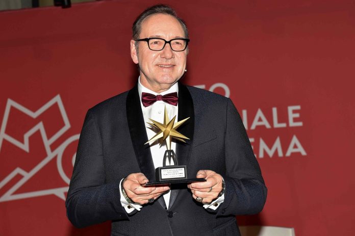 kevin-sapcey-recebe-premio-em-turim-scaled