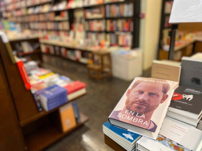 livro-de-principe-harry-e-vendido-na-espanha-scaled