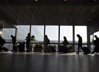 Casal abandona bebê para não pagar passagem extra em aeroporto de Israel
