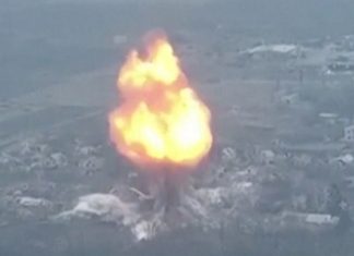 VÍDEO: Imagens de drone capturam momento em que bomba cai sobre galpão na cidade de Bakhmut, na Ucrânia