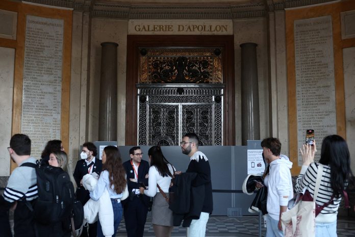2025-10-22t083734z-863607392-rc2wgha9k1ec-rtrmadp-3-france-crime-louvre-scaled