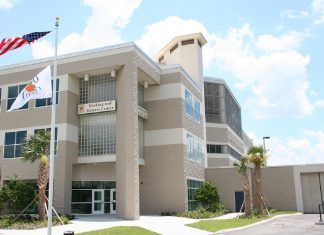 Como é o presídio onde a esposa de Henrique, da dupla com Juliano, passou a noite após prisão nos EUA