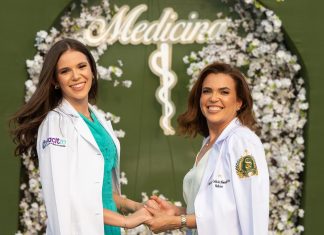 Mãe e filha estudaram juntas para passar em medicina e agora dividem a mesma sala de aula