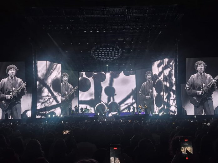 Djavan presenteia público com oceano de poesias em turnê comemorativa